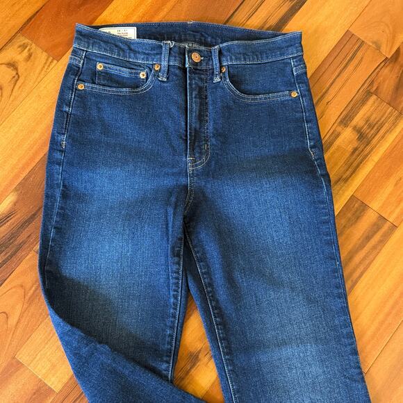 GAP, Size 28 6S- 70's Flare Hi Rise Dark Wash Zip Close 30" Inseam - Picture 3 of 5